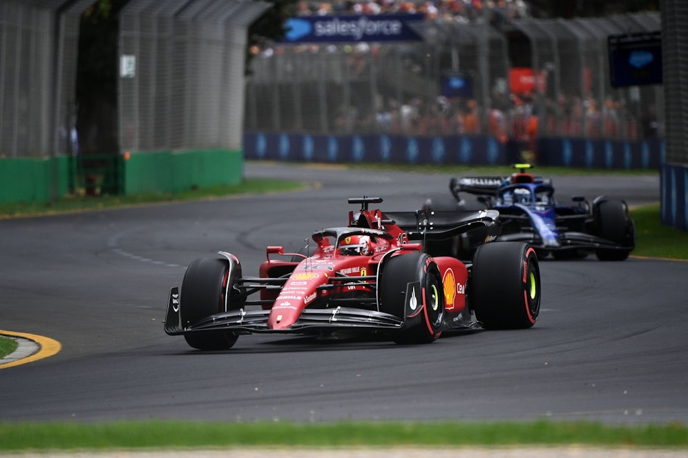 Charles Leclerc rast in Melbourne zur Pole Position. 