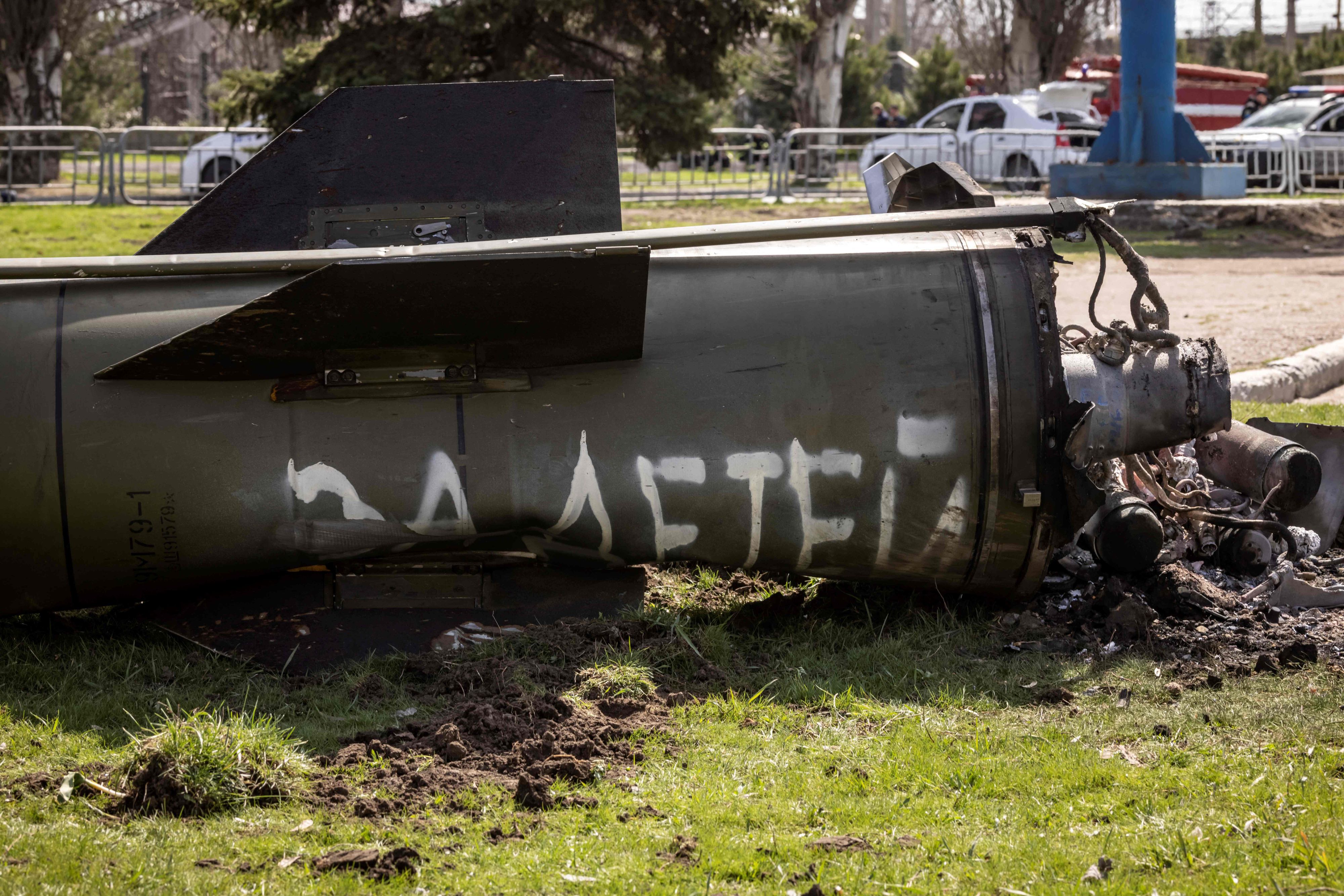 Die verkohlten Reste einer russischen Rakete mit der Aufschrift «Für die Kinder» lagen nach dem Angriff auf die ukrainische Stadt Kramatorsk am Freitag vor dem Bahnhofsgebäude der Stadt.