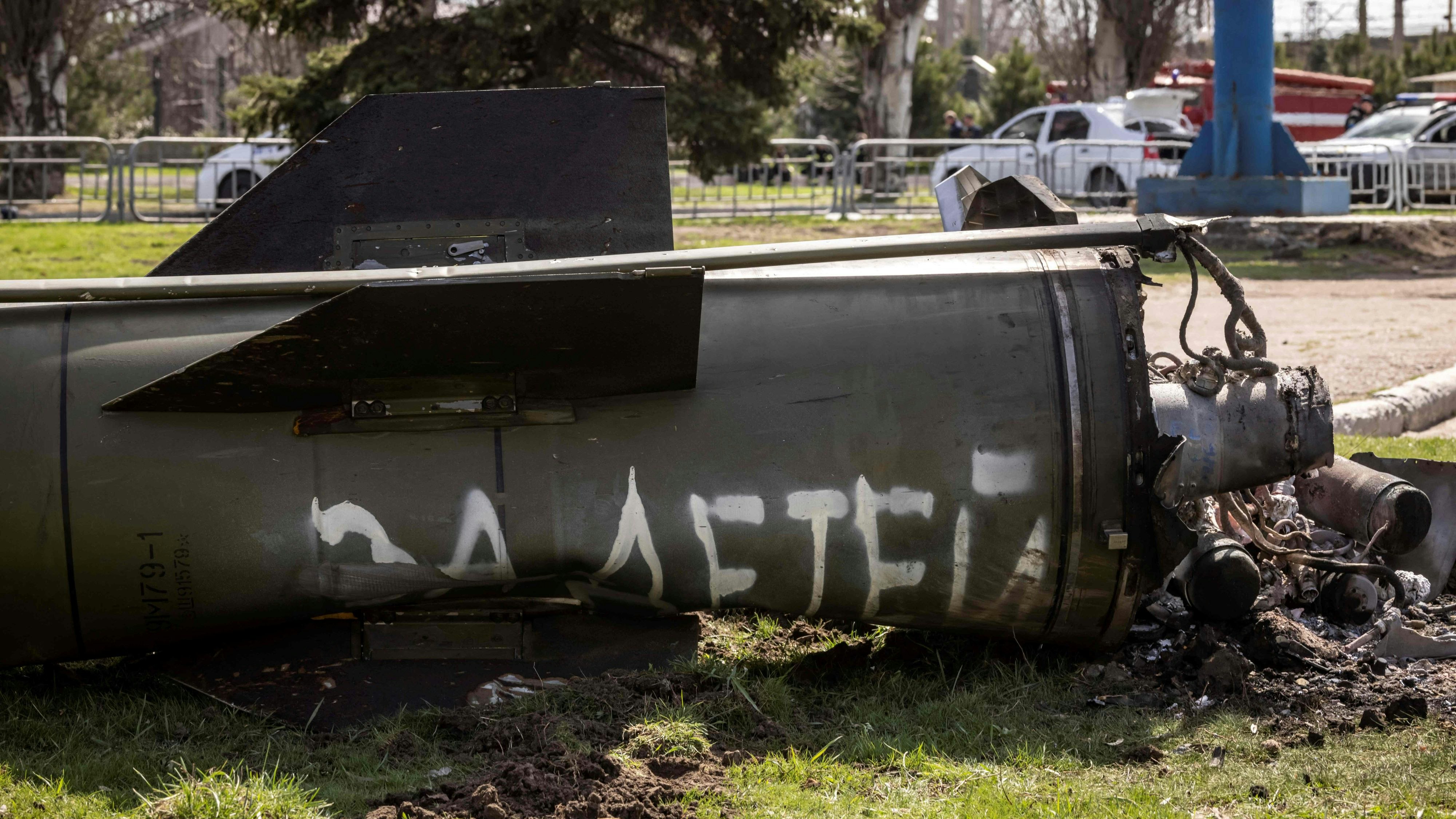 Die verkohlten Reste einer russischen Rakete mit der Aufschrift «Für die Kinder» lagen nach dem Angriff auf die ukrainische Stadt Kramatorsk am Freitag vor dem Bahnhofsgebäude der Stadt.