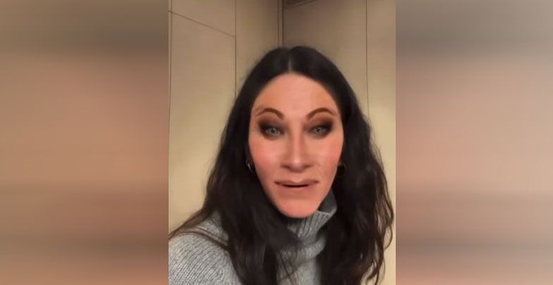 "Friends"-Star Courteney Cox probiert einen Filter aus.