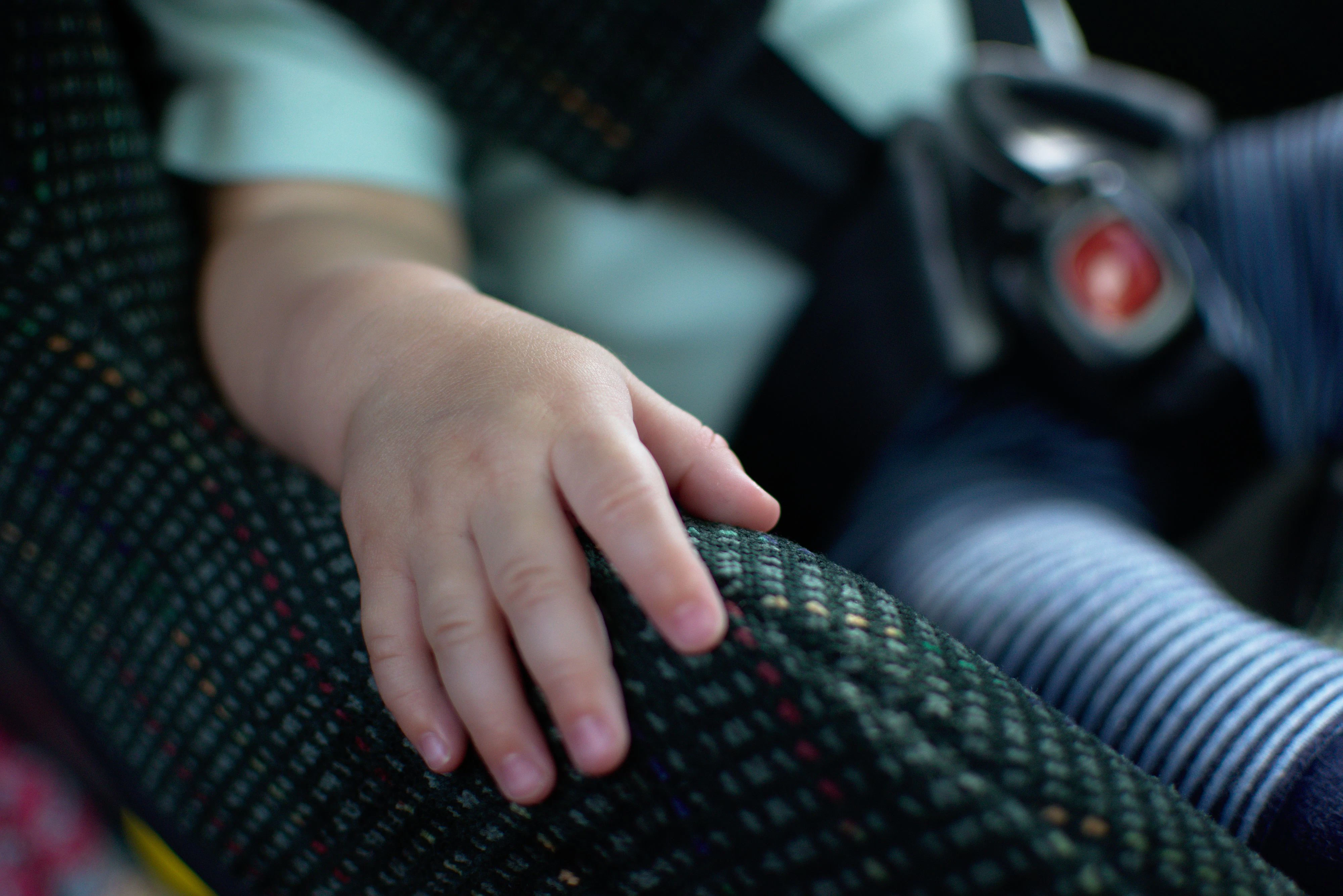 Kinder waren unzureichend im Auto gesichert