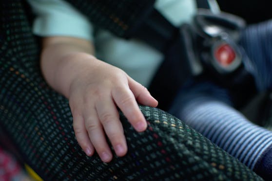 Kinder waren unzureichend im Auto gesichert
