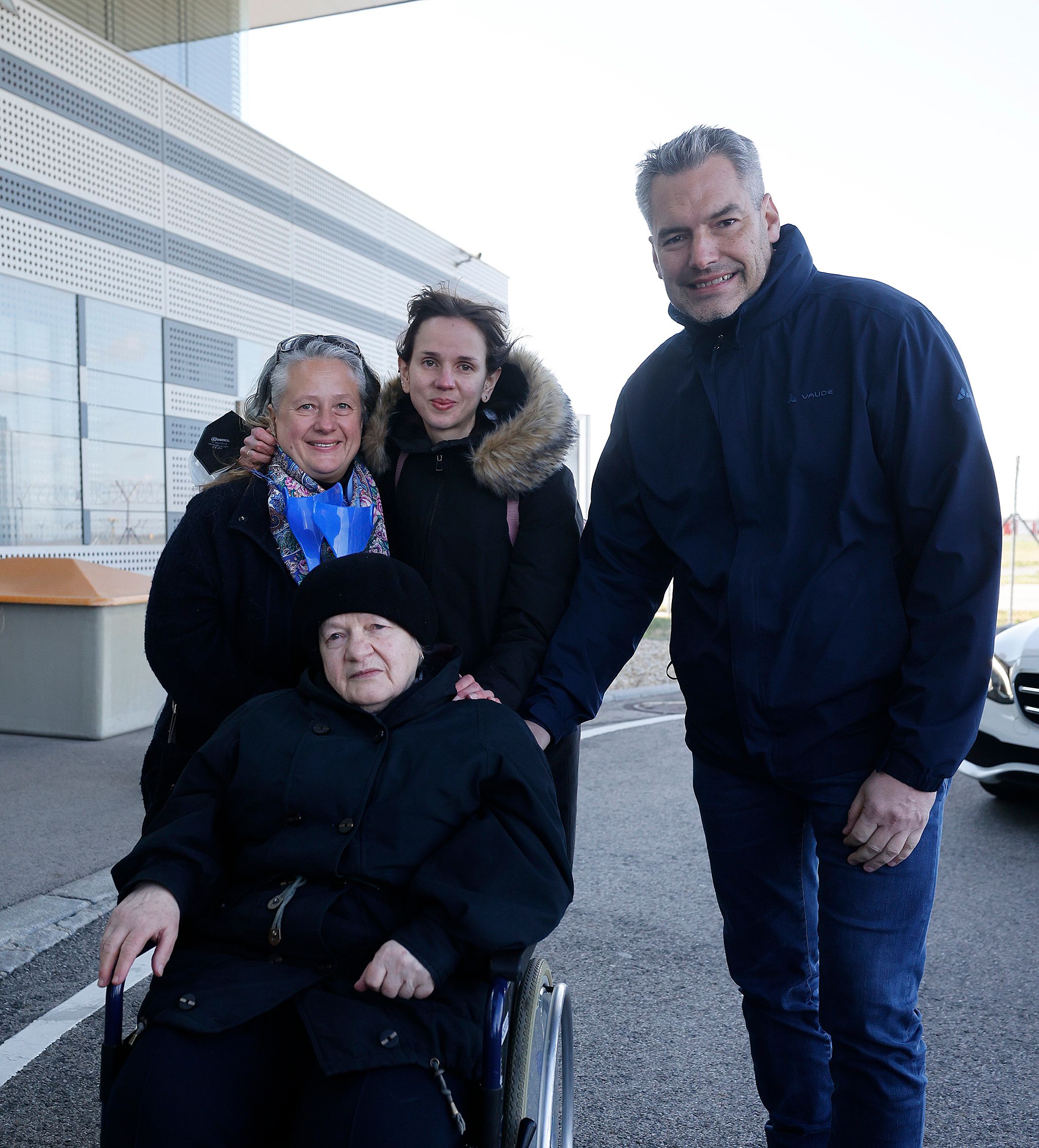 Kanzler Nehammer mit der evakuierten Großmutter einer Mitarbeiterin des Bundeskanzleramts aus Kiev. 