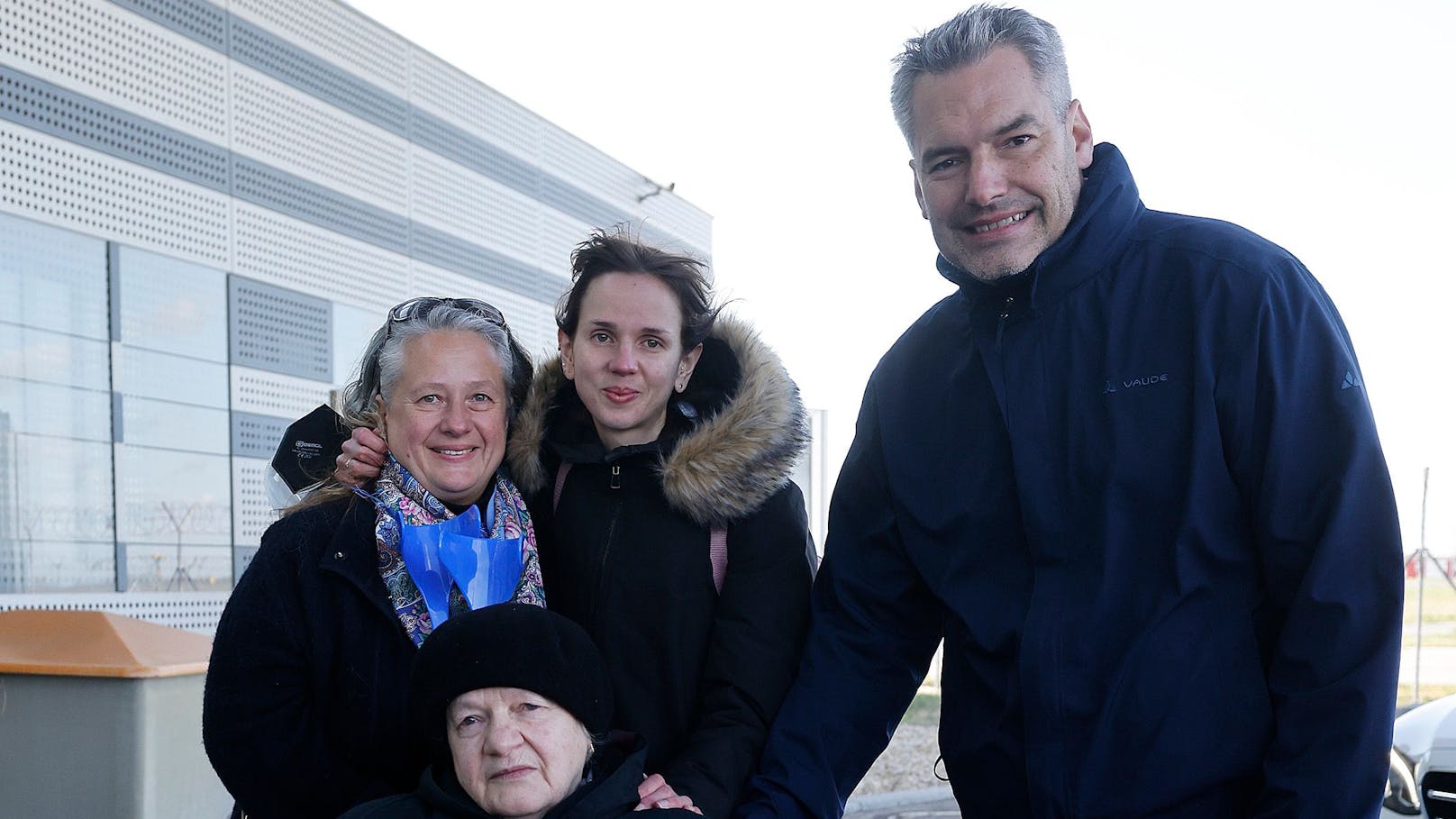 Kanzler Nehammer mit der evakuierten Großmutter einer Mitarbeiterin des Bundeskanzleramts aus Kiev. 