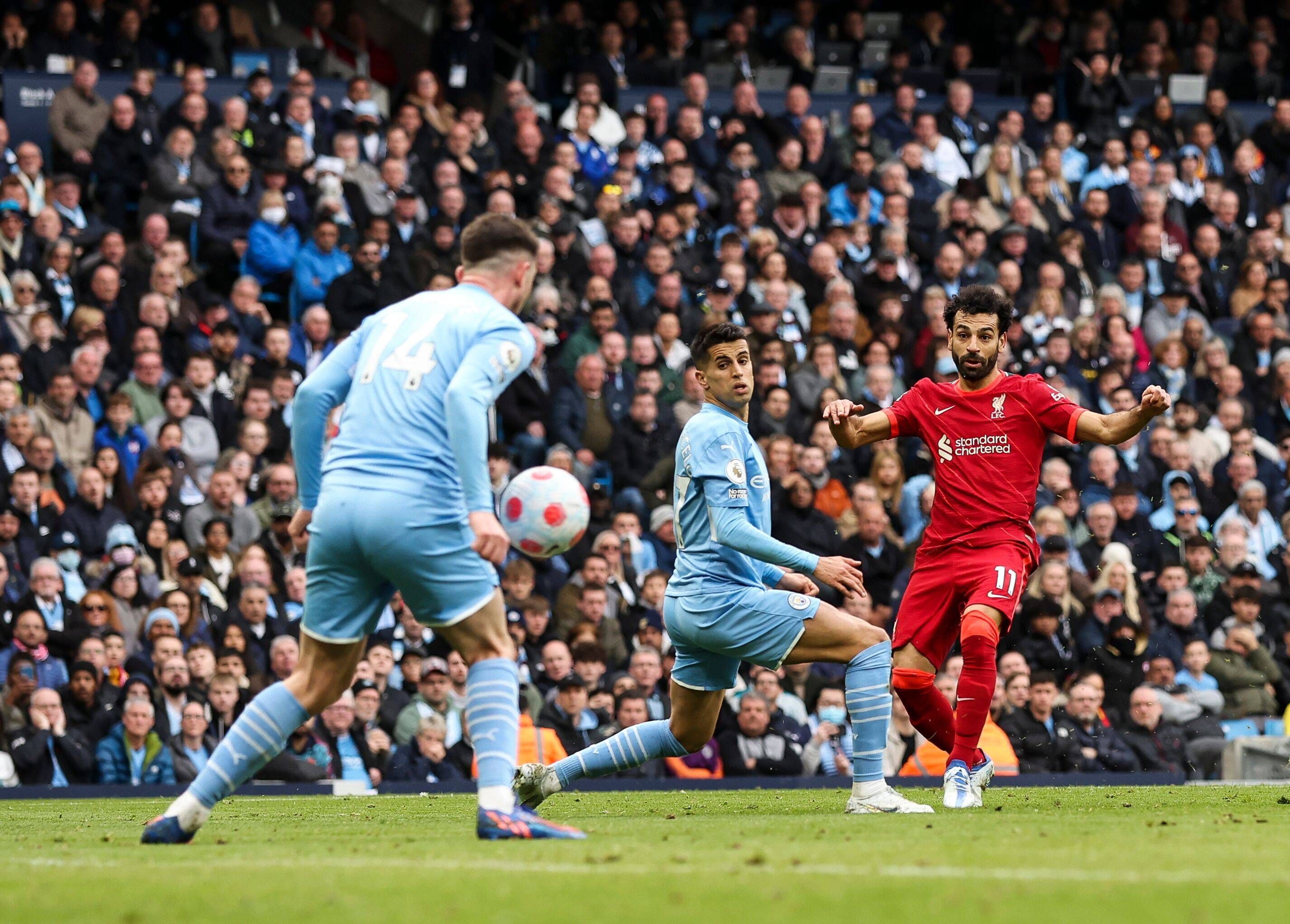  Mohamed Salah (r.) scheitert mit einem Schuss.