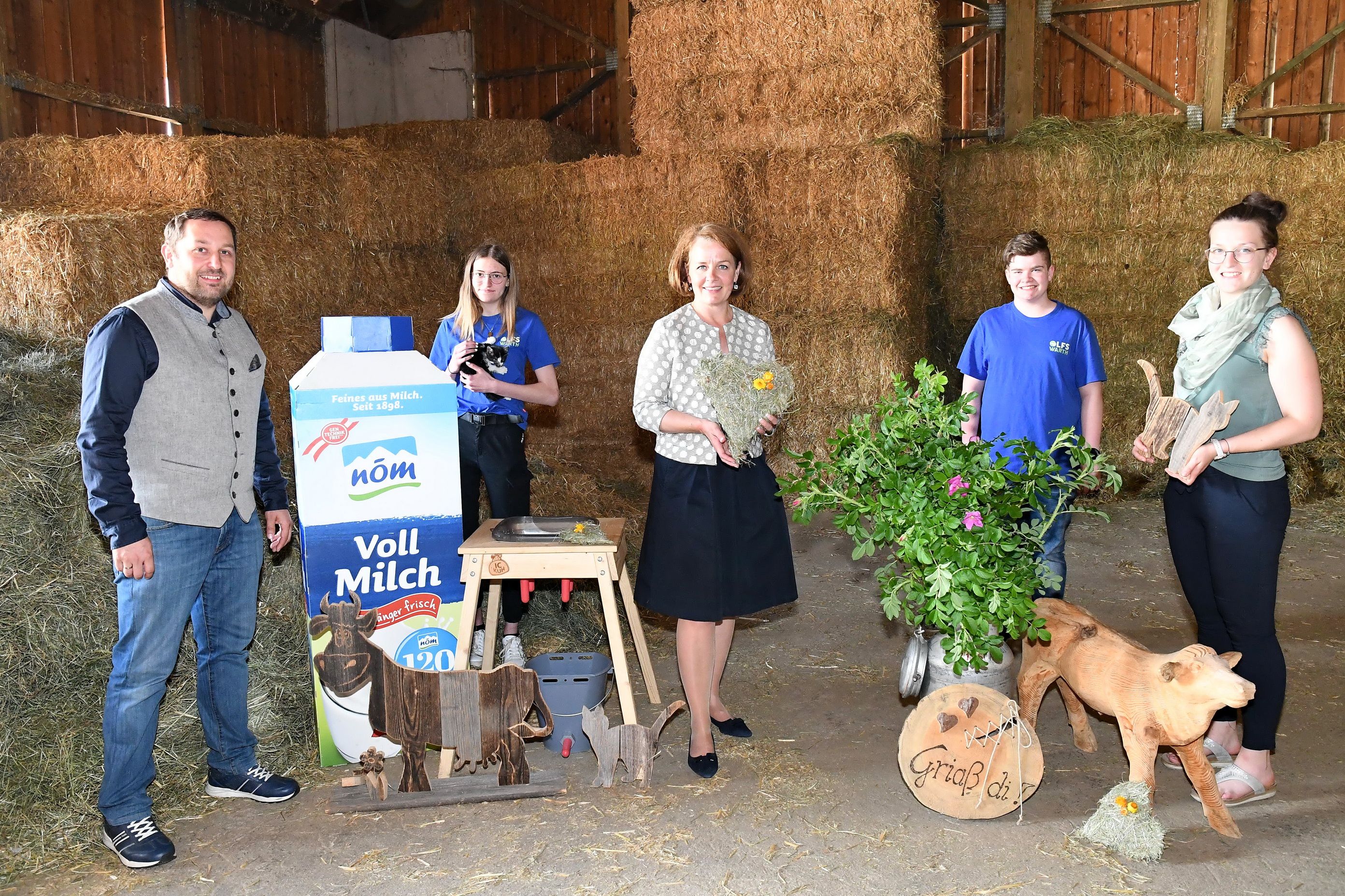 Fachlehrer Thomas Schrammel, Schülerin Katharina Eder, Bildungs-Landesrätin Christiane Teschl-Hofmeister, Schüler Nico Beisteiner und Fachlehrerin Theresa Binder
