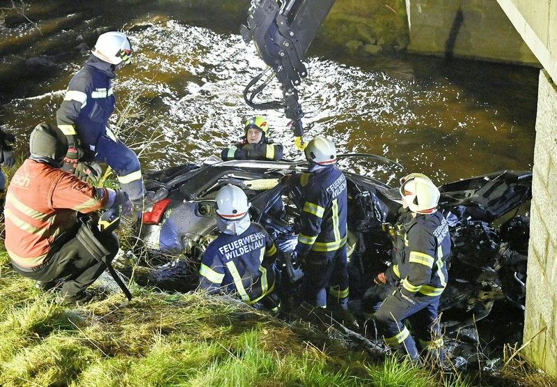 Die Feuerwehr barg den Wagen.