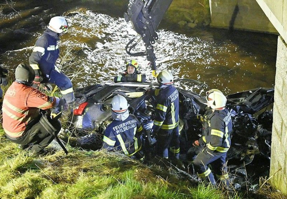Die Feuerwehr barg den Wagen.
