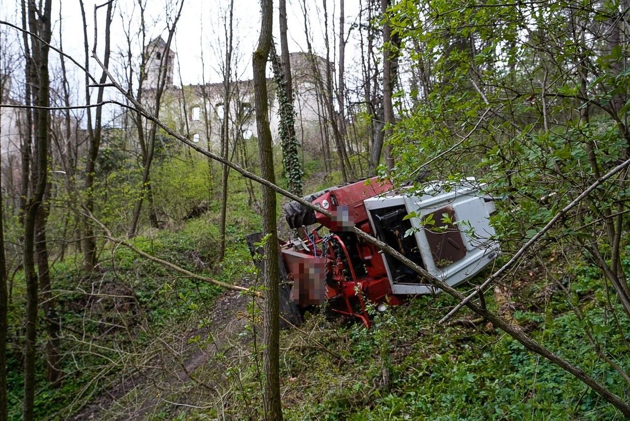 Lenker stürzte mit Traktor rund zwölf Meter ab