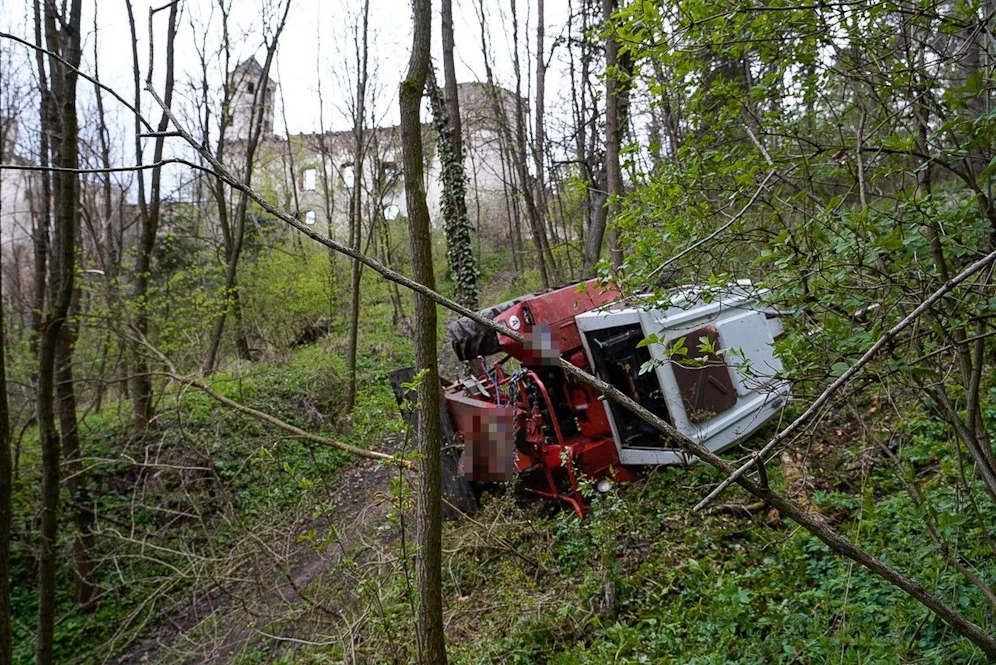 Lenker stürzte mit Traktor rund zwölf Meter ab
