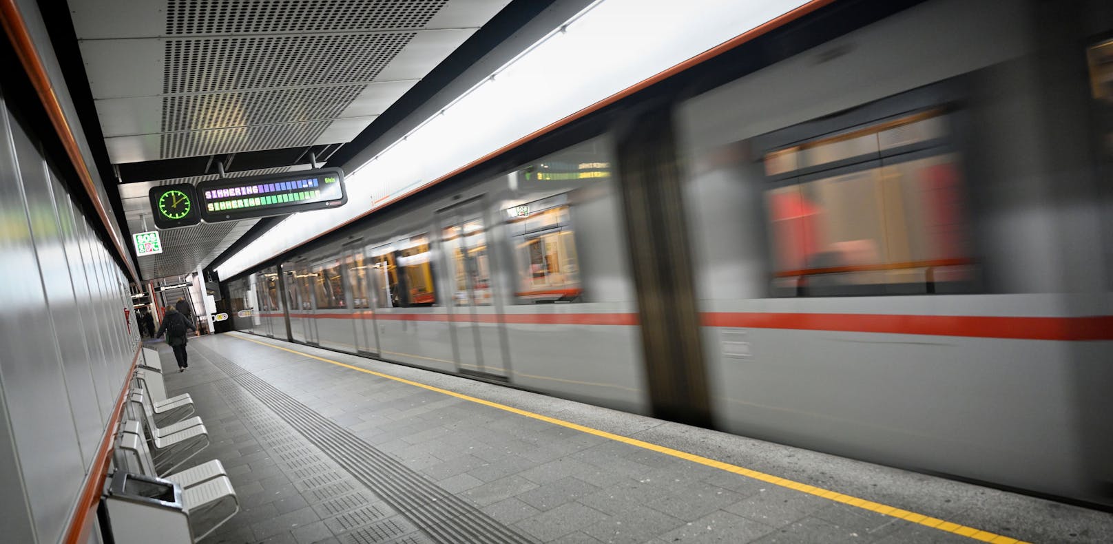 Wiens U-Bahnen erleuchten beim Bremsen die Stationen