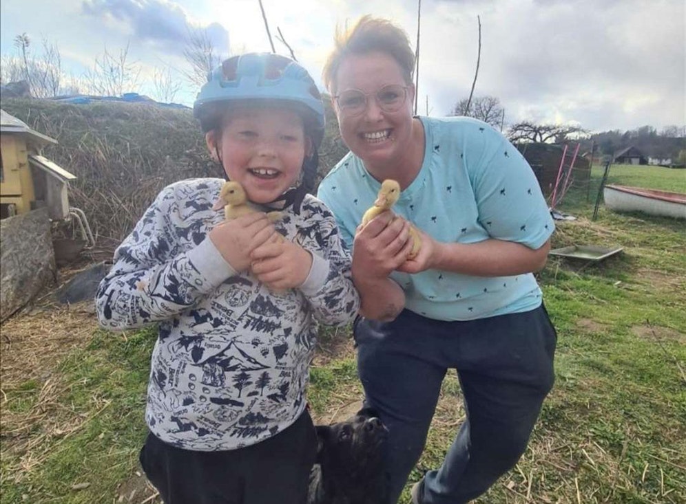 Luke (9) – hier mit Mama Sabine B. – leidet am White-Sutton-Syndrom.