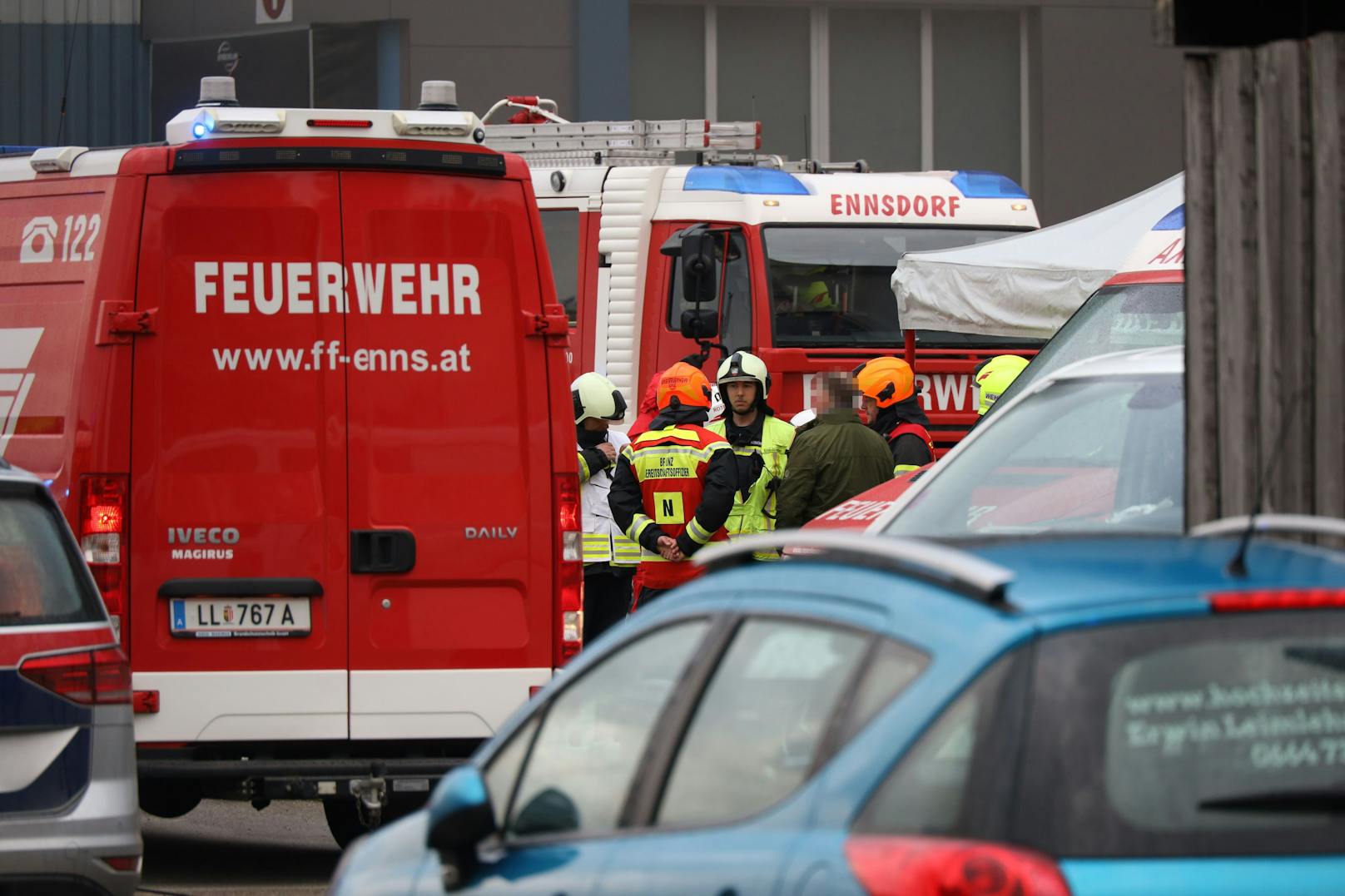 In Enns kam es am Sonntagfrüh zu einem Feuer in einer Firma. Die Feuerwehr stand in Großeinsatz.