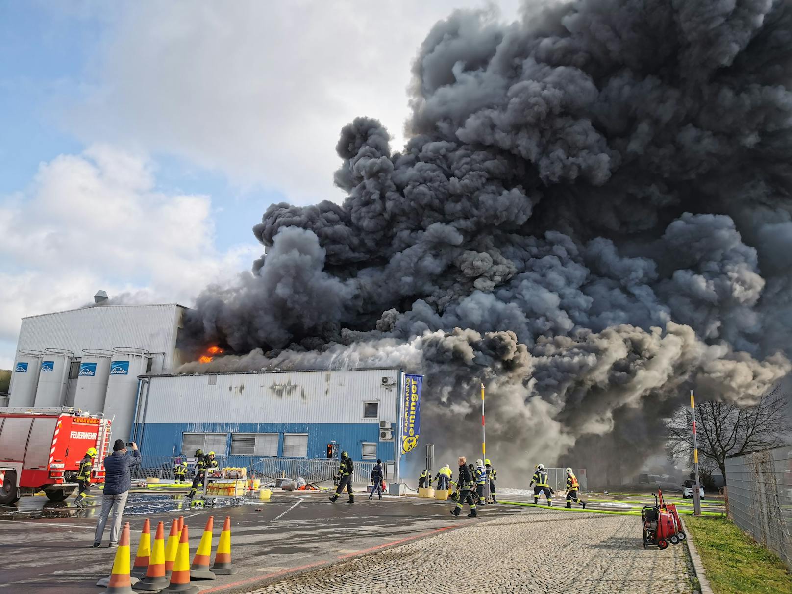 In Enns kam es am Sonntagfrüh zu einem Feuer in einer Firma. Die Feuerwehr stand in Großeinsatz.