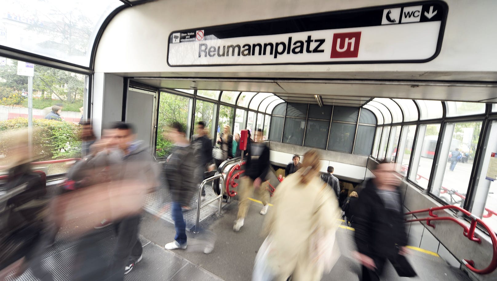 Die Gleise der U1-Station Reumannplatz werden bis zum Sommer erneuert. Für Fahgäste bedeutet das einige Änderungen.