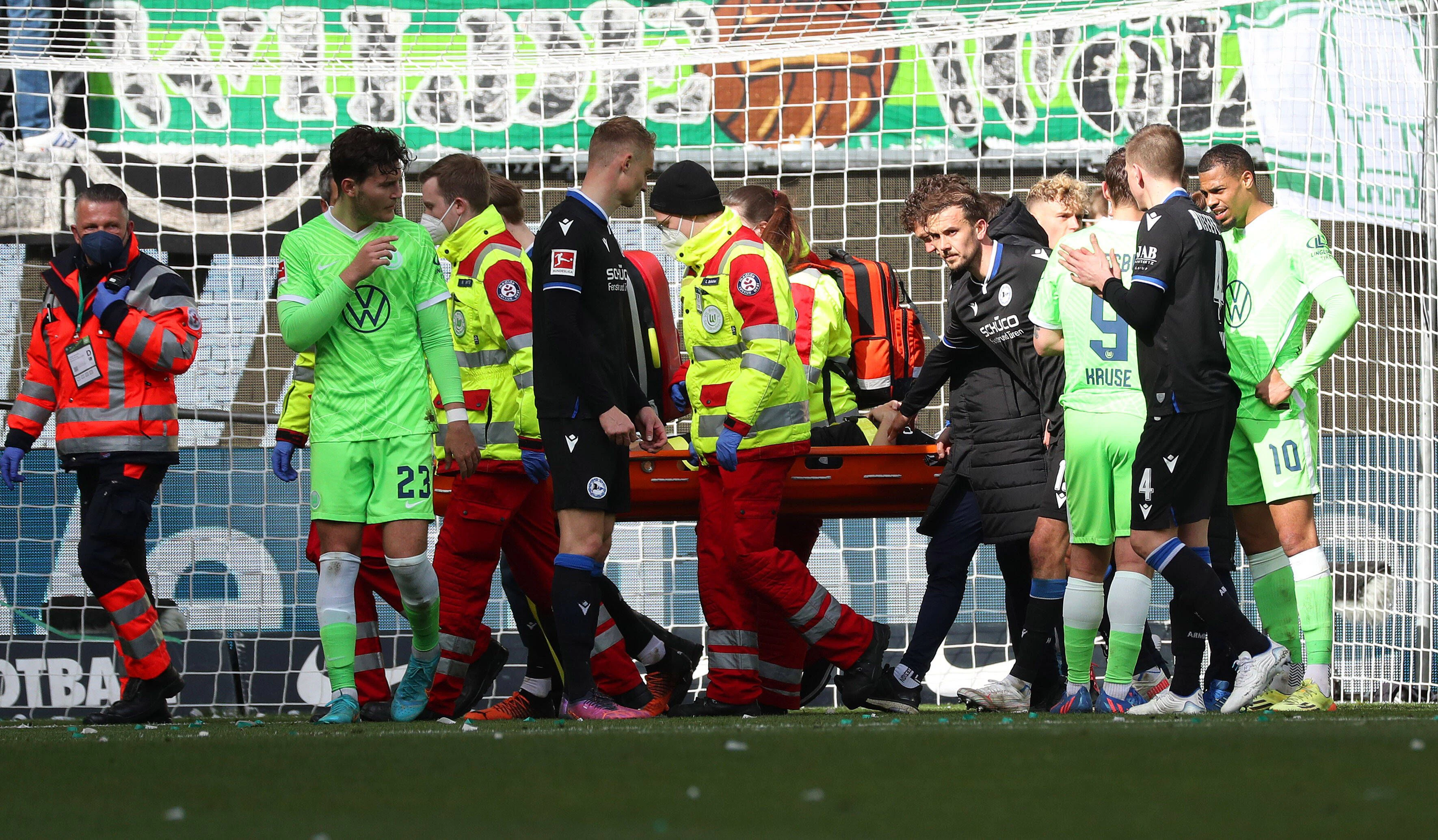Cédric Brunner wird gegen Wolfsburg abtransportiert.