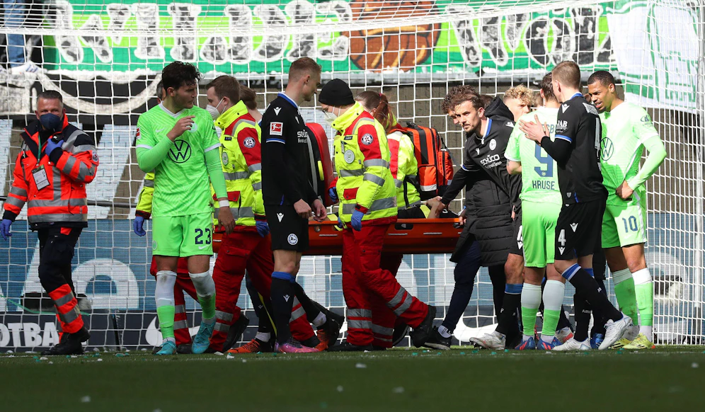 Cédric Brunner wird gegen Wolfsburg abtransportiert.