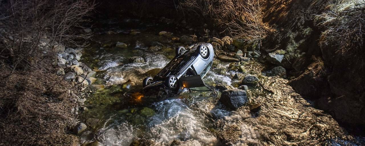 Lenker telefonierte mit Freundin, landete im Bachbett.