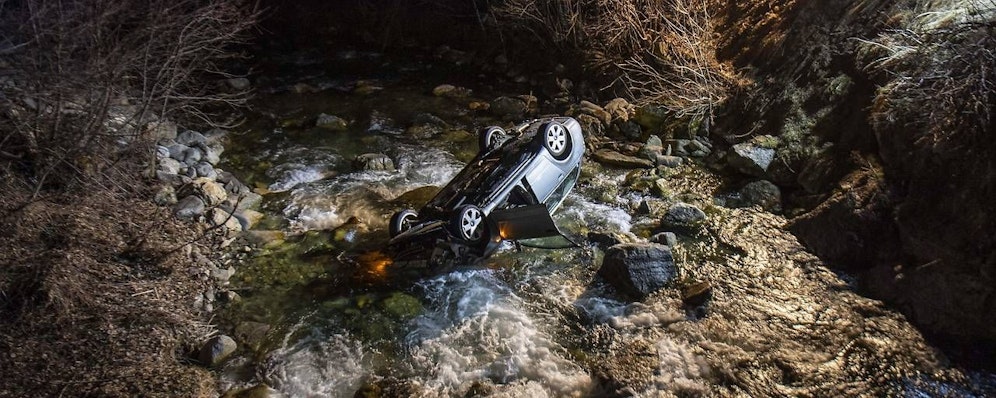 Der Fahrer konnte sich nicht selbst aus dem Auto befreien – ein Nachbar half.