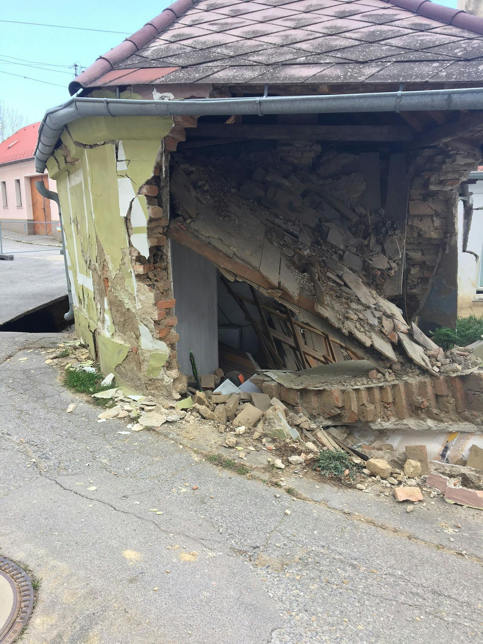 Wasserrohrbruch in Zistersdorf: Haus wurde schwer beschädigt.