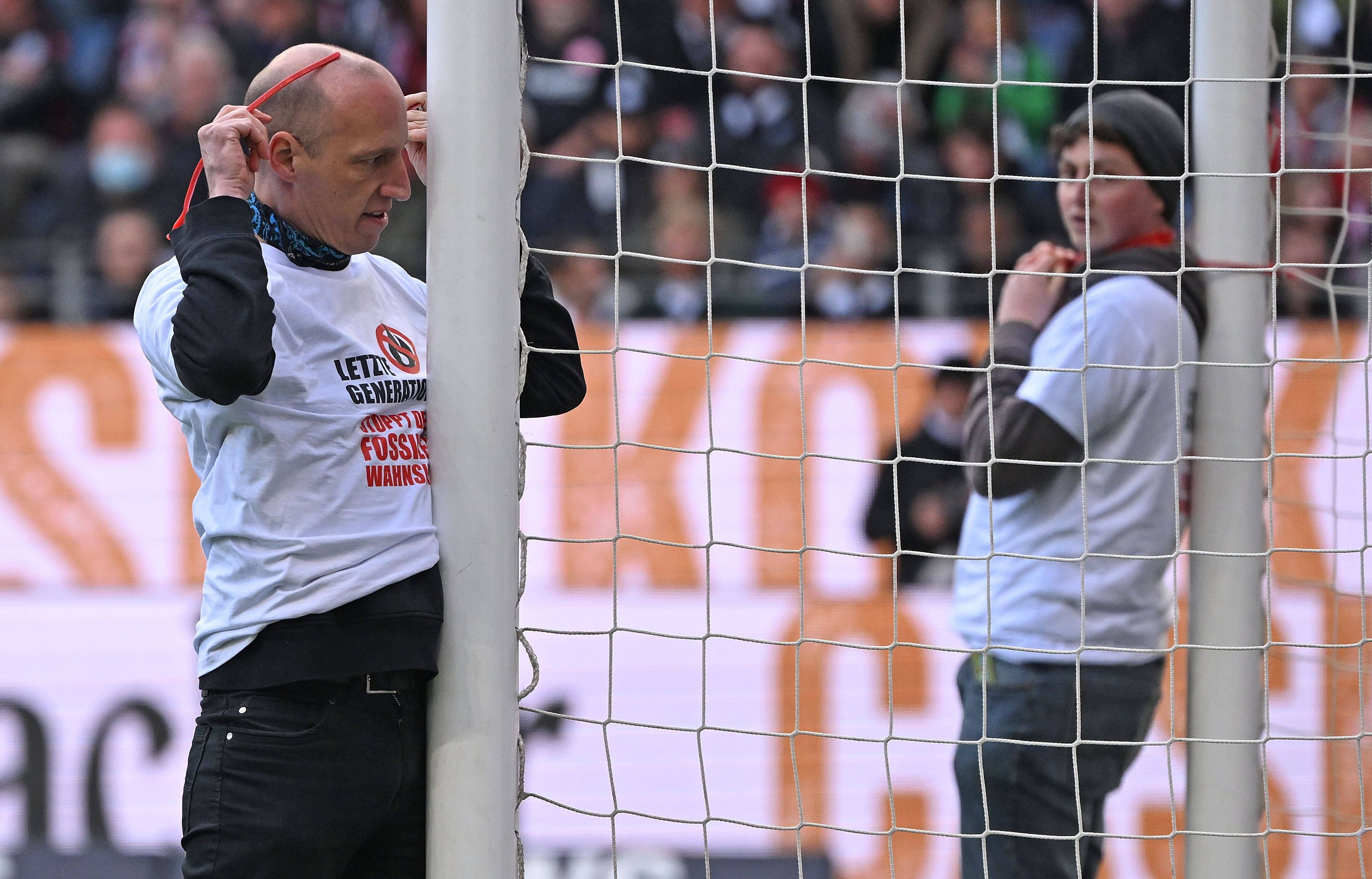 Zwei Männer banden sich in Frankfurt am Fußballtor fest.