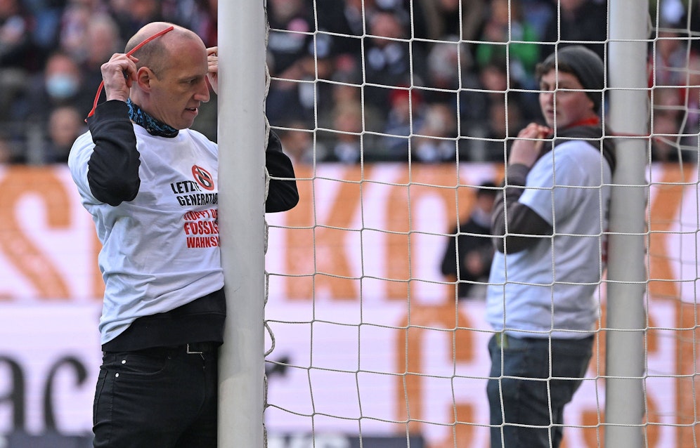 Zwei Männer banden sich in Frankfurt am Fußballtor fest.