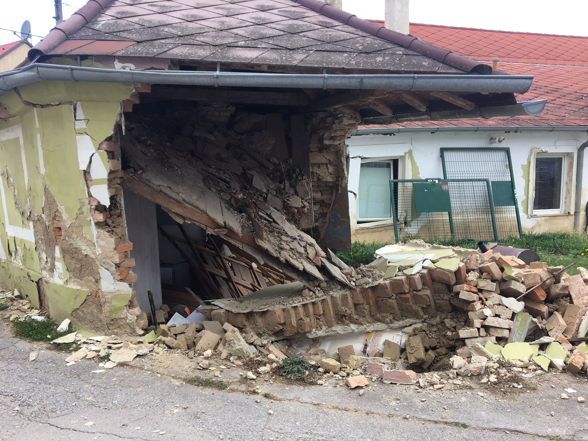 Wasserrohrbruch in Zistersdorf: Haus wurde schwer beschädigt.