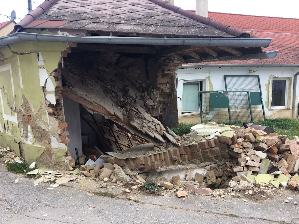 Wasserrohrbruch in Zistersdorf: Haus wurde schwer beschädigt.