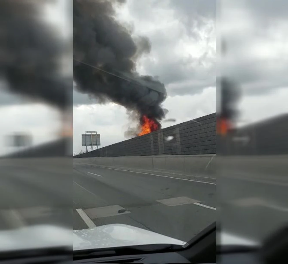 Auf der 23 nach dem Stadlauer Tunnel kam es zu einem sich rasant ausartenden Brand.