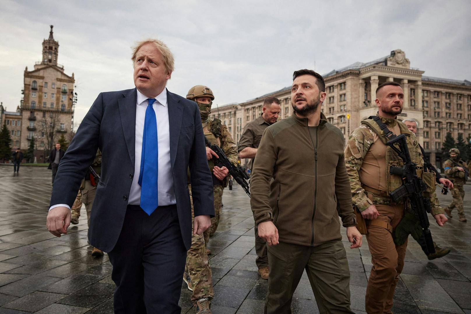 Boris Johnson und Wolodymyr Selenski beim Spaziergang durch Kiew. 