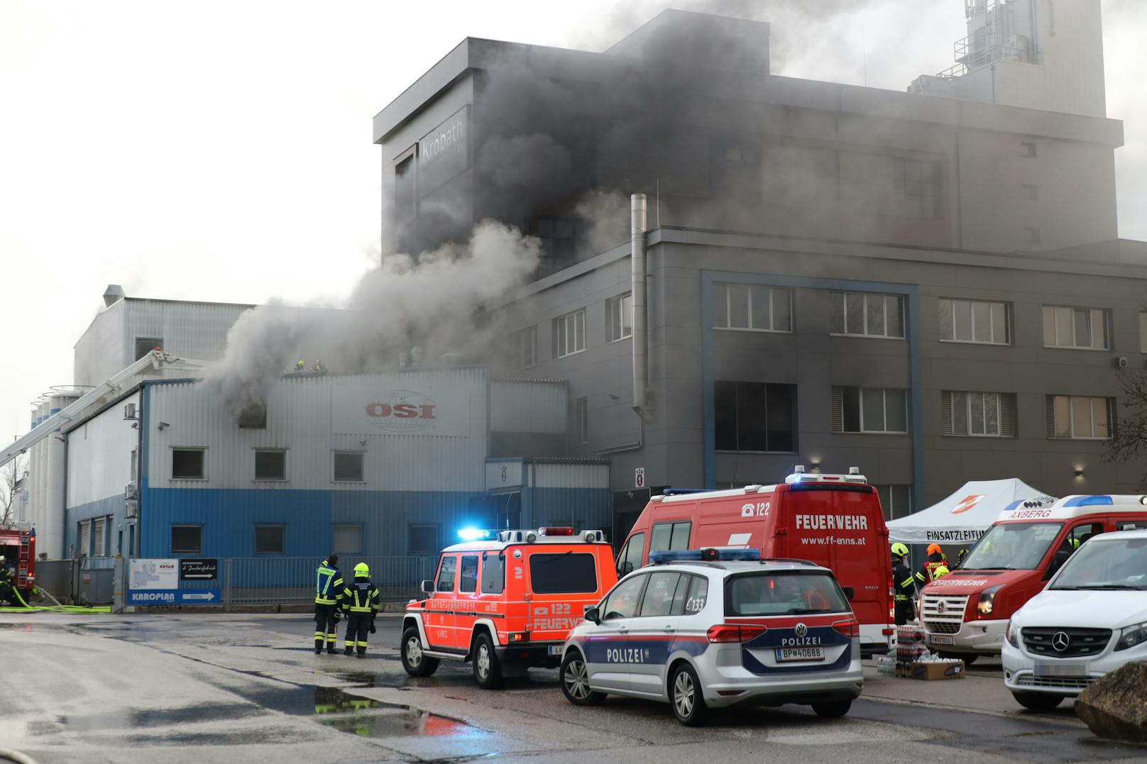 In Enns kam es am Sonntagfrüh zu einem Feuer in einer Firma. Die Feuerwehr stand in Großeinsatz.