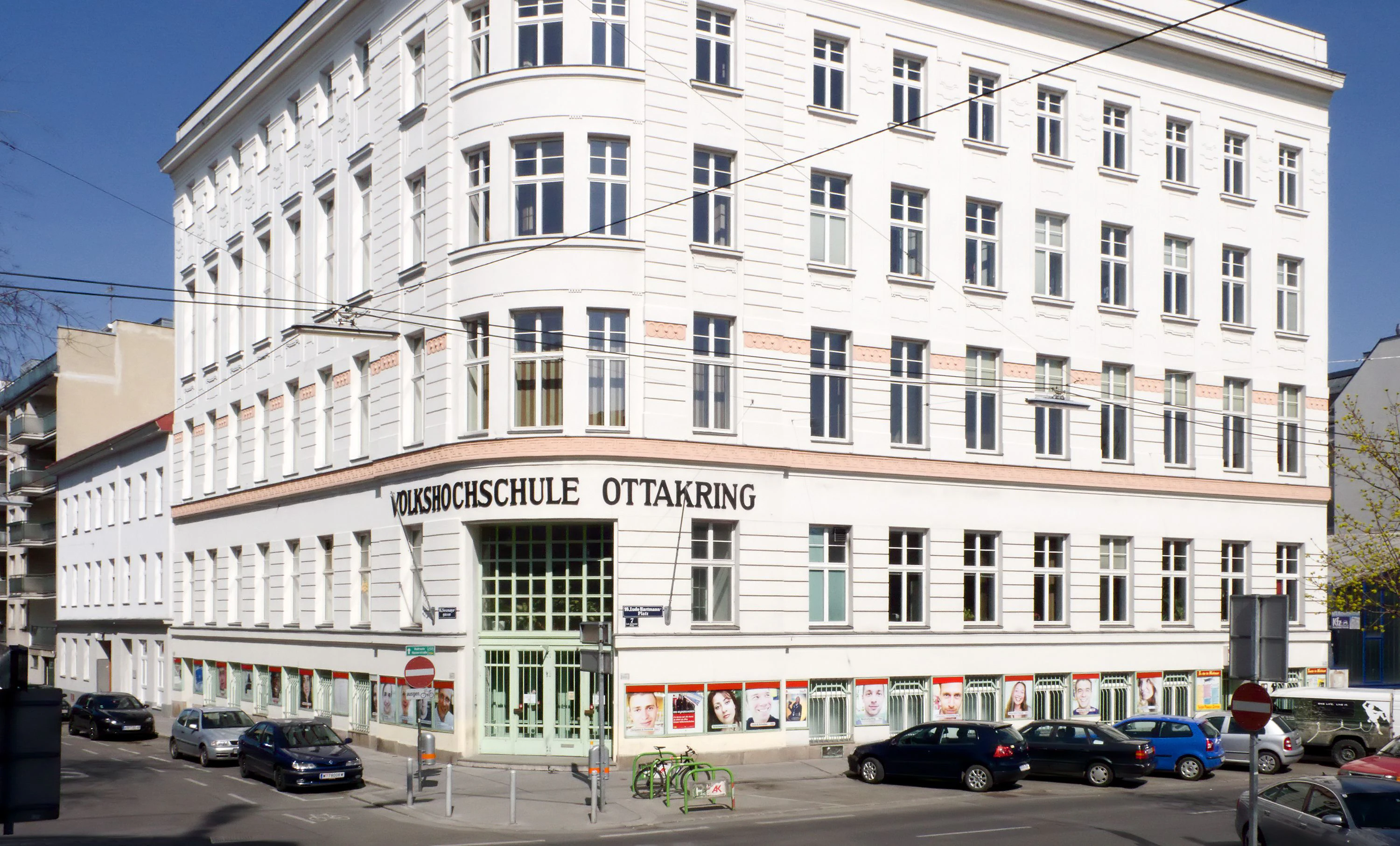 Bis 2030 sollen 27 Standorte der Wiener Volkshochschulen saniert werden. 75 Millionen Euro werden dafür in die Hand genommen.