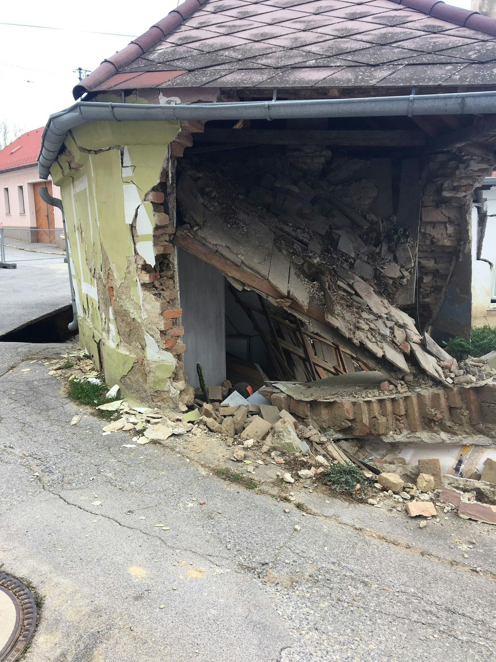 Wasserrohrbruch in Zistersdorf: Haus wurde schwer beschädigt.