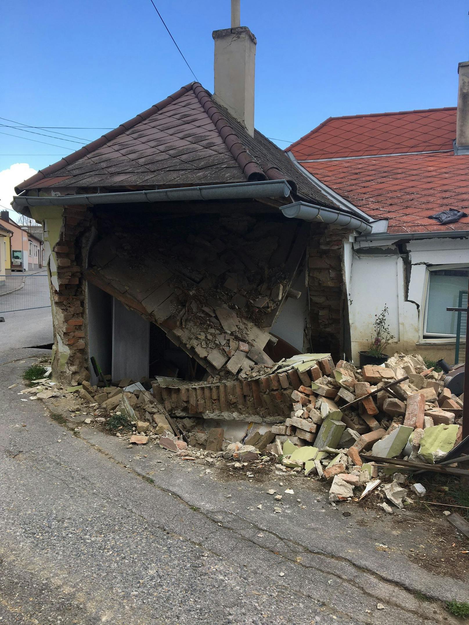 Wasserrohrbruch in Zistersdorf: Haus wurde schwer beschädigt.