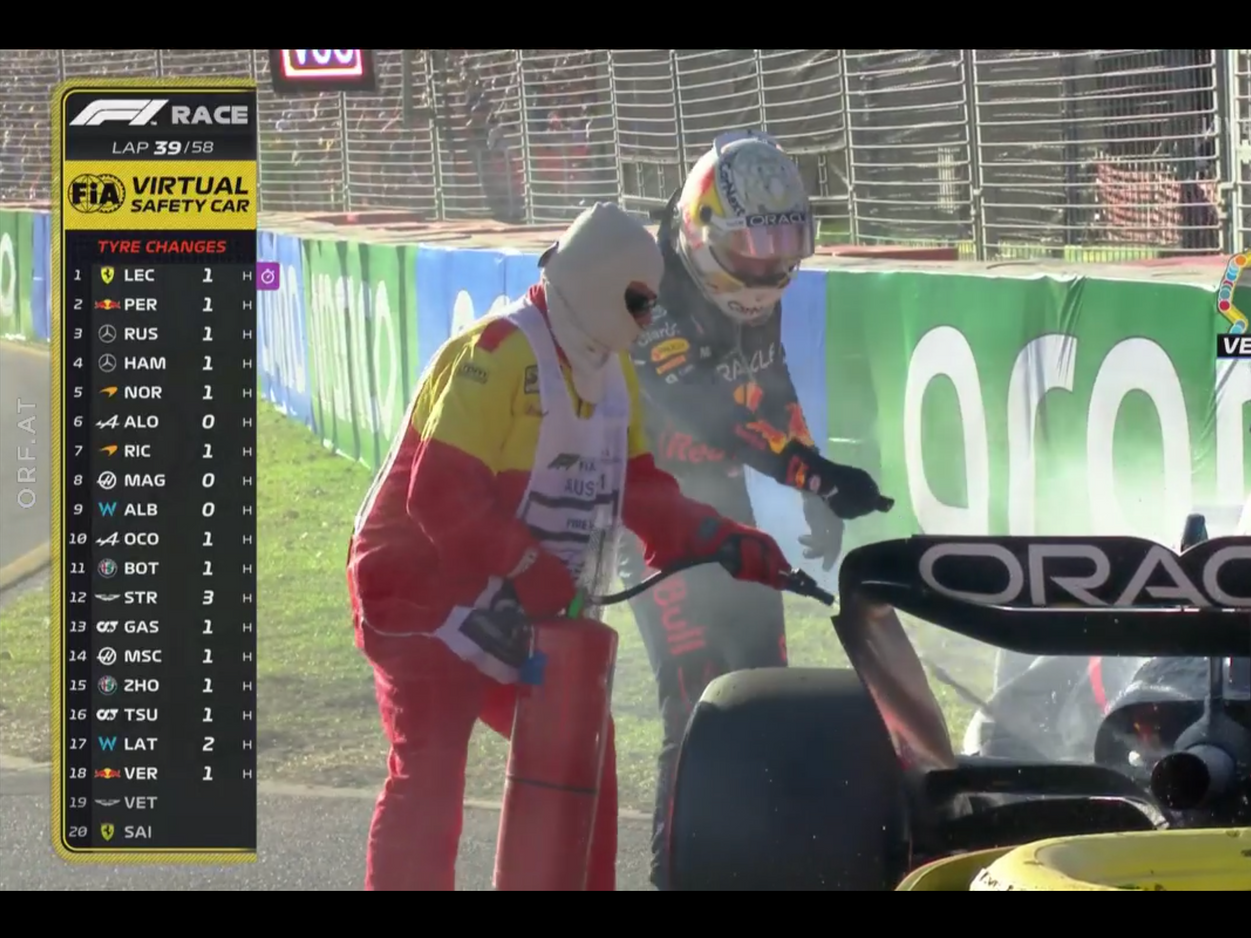 Max Verstappen gibt dem Steward Anweisungen, wie er seinen Wagen zu löschen hat.