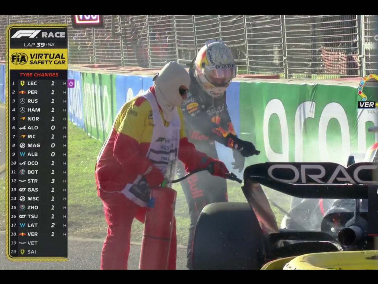 Max Verstappen gibt dem Steward Anweisungen, wie er seinen Wagen zu löschen hat.