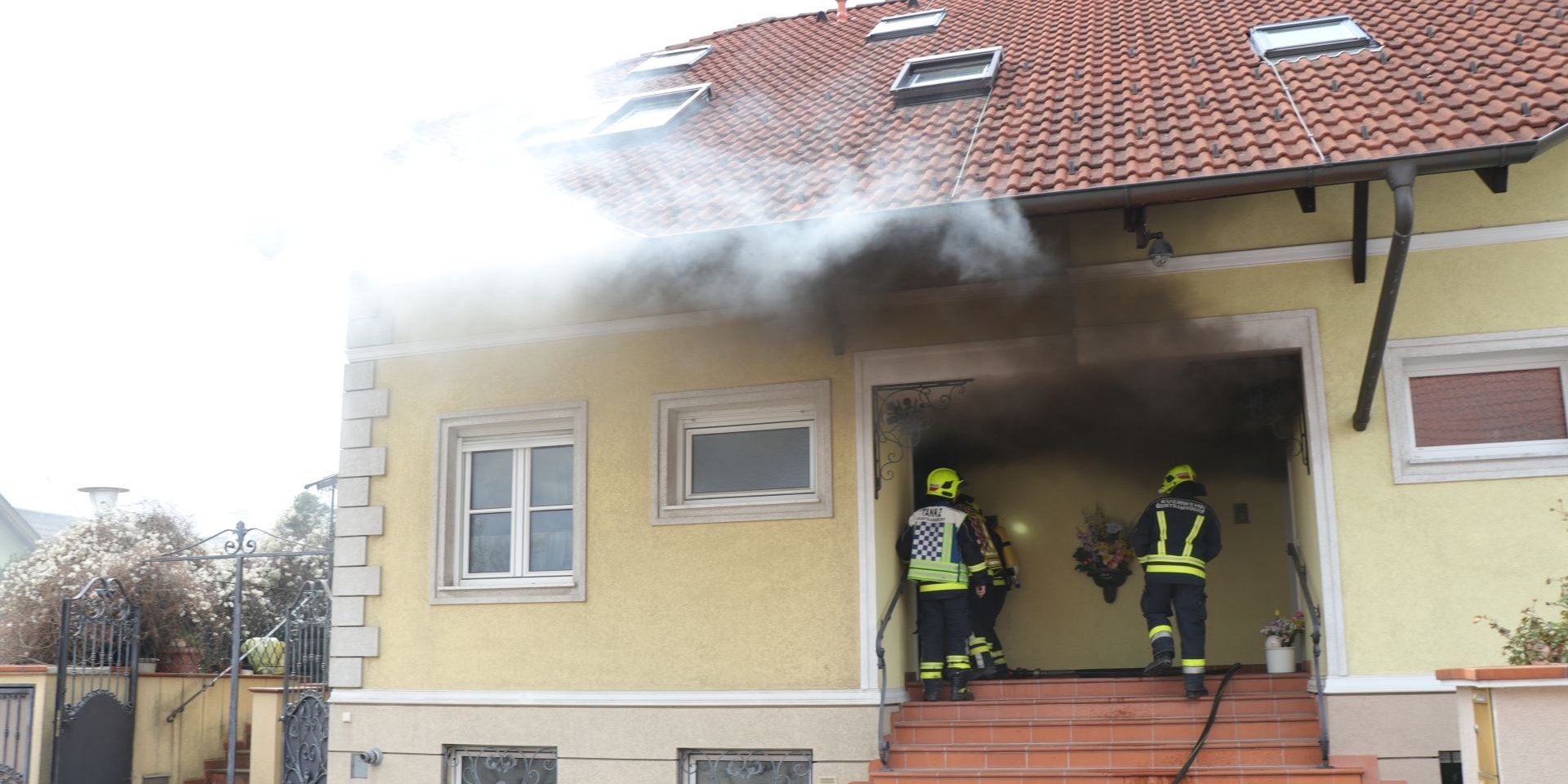 Schwarzer Rauch kam aus dem Wohnhaus.