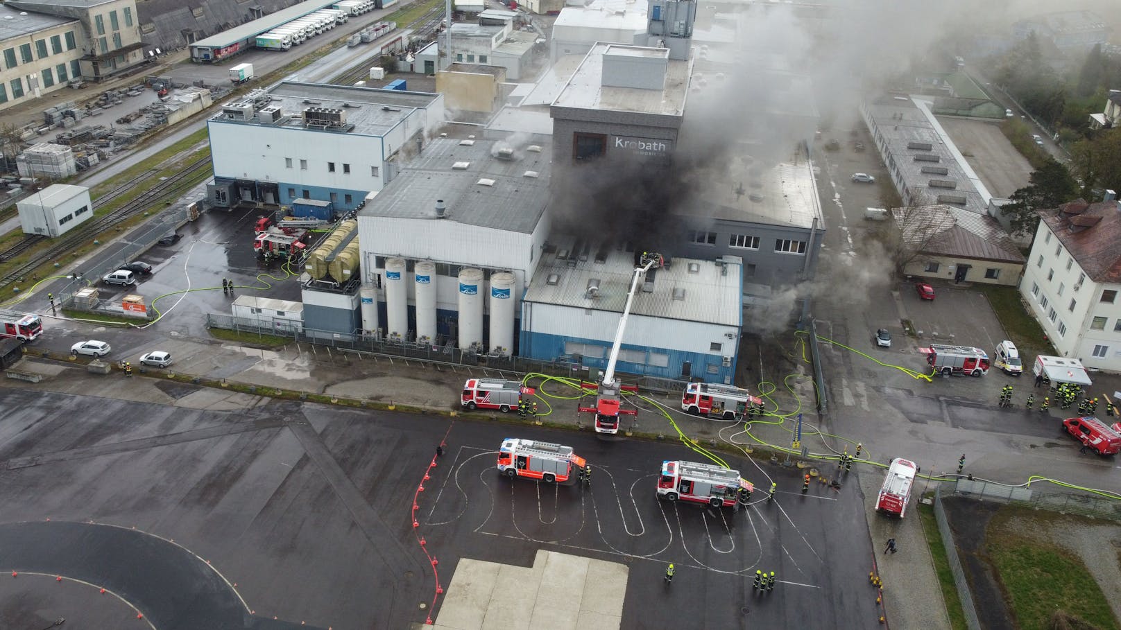 In Enns kam es am Sonntagfrüh zu einem Feuer in einer Firma. Die Feuerwehr stand in Großeinsatz.