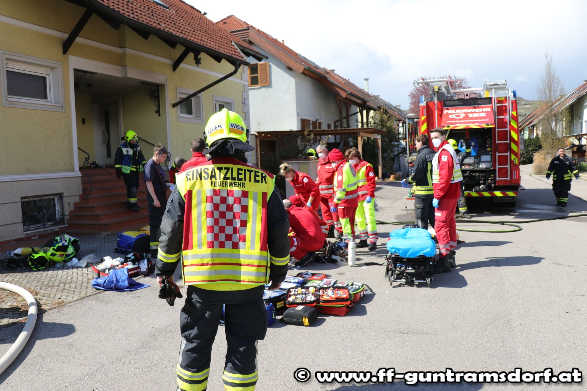 Feuerwehr und Rettung vor Ort.