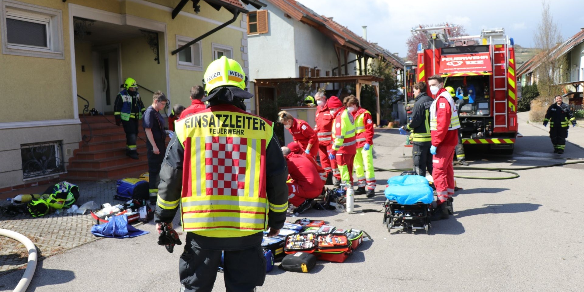 Feuerwehr und Rettung vor Ort.