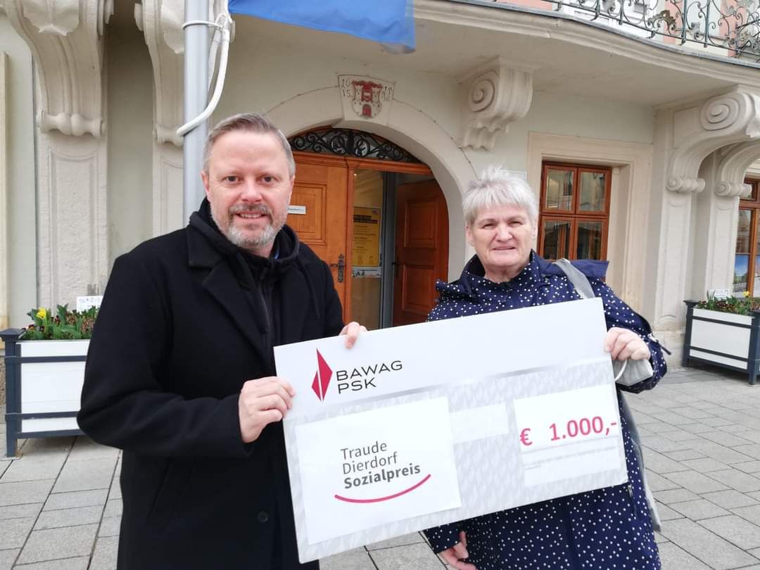 Spenger übergab der Witwe die Spende des Traude Dierdorf Sozialpreises.