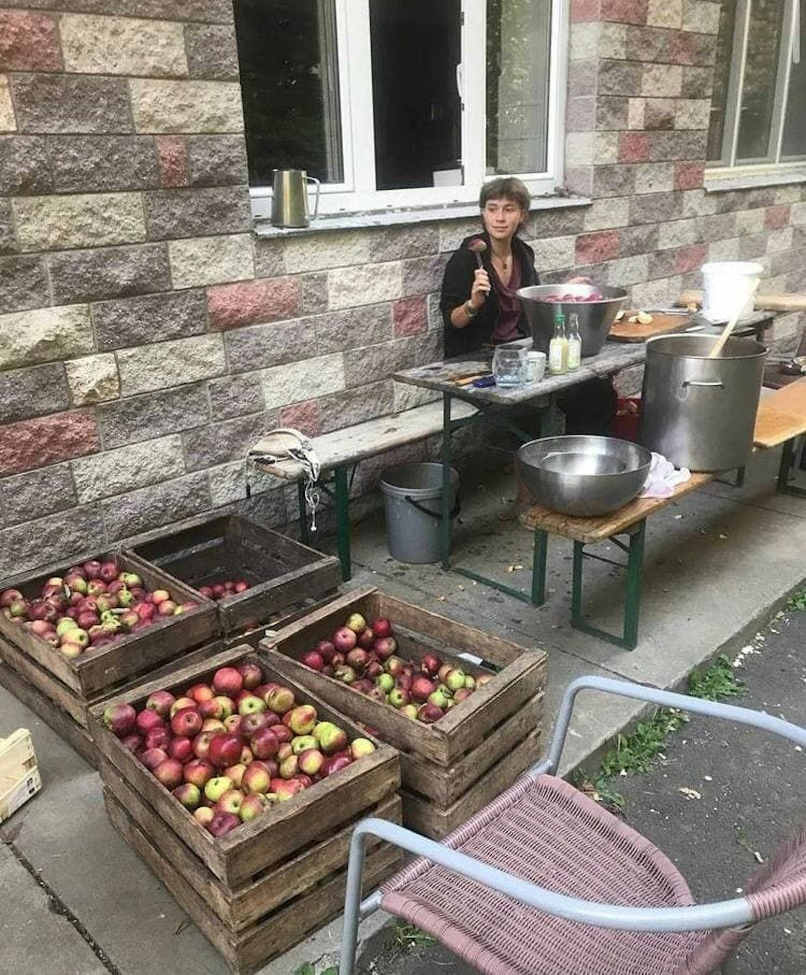 Student*innen beim Einkochen von köstlichen Äpfeln