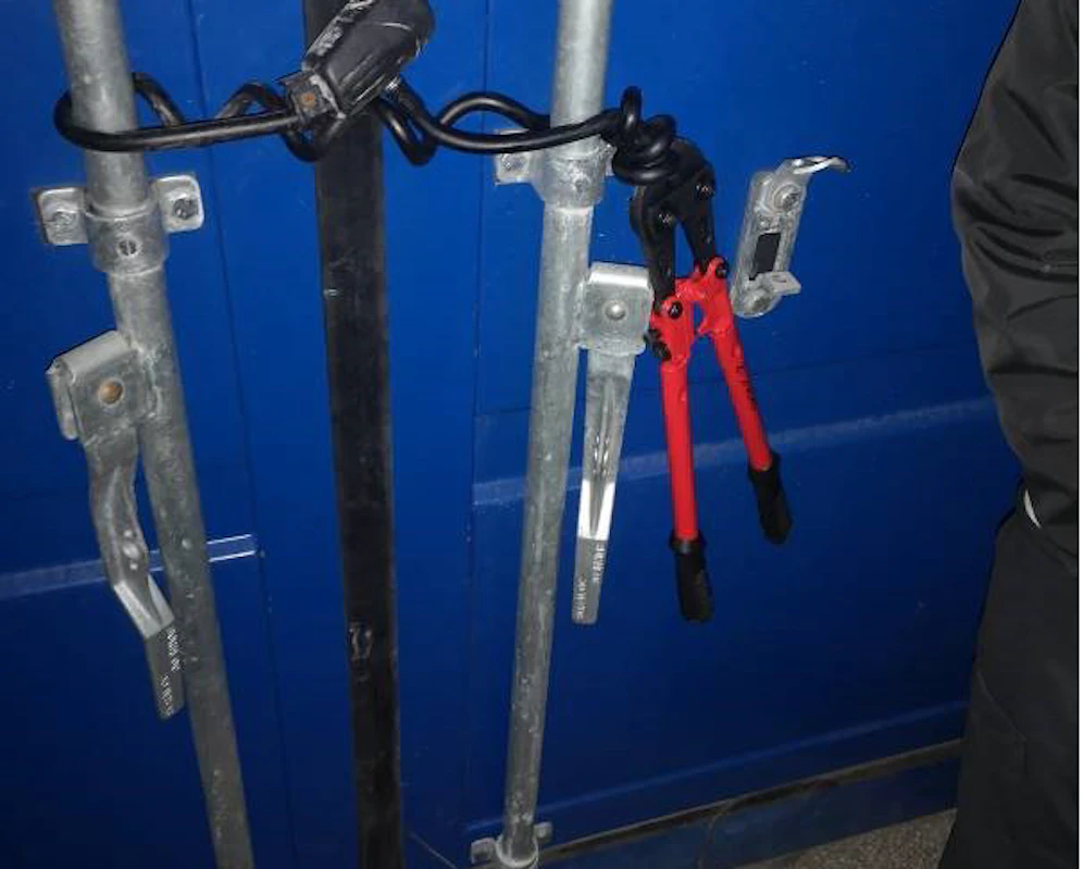 Das ertappte Trio soll gerade versucht haben, einen Lagercontainer aufzubrechen.