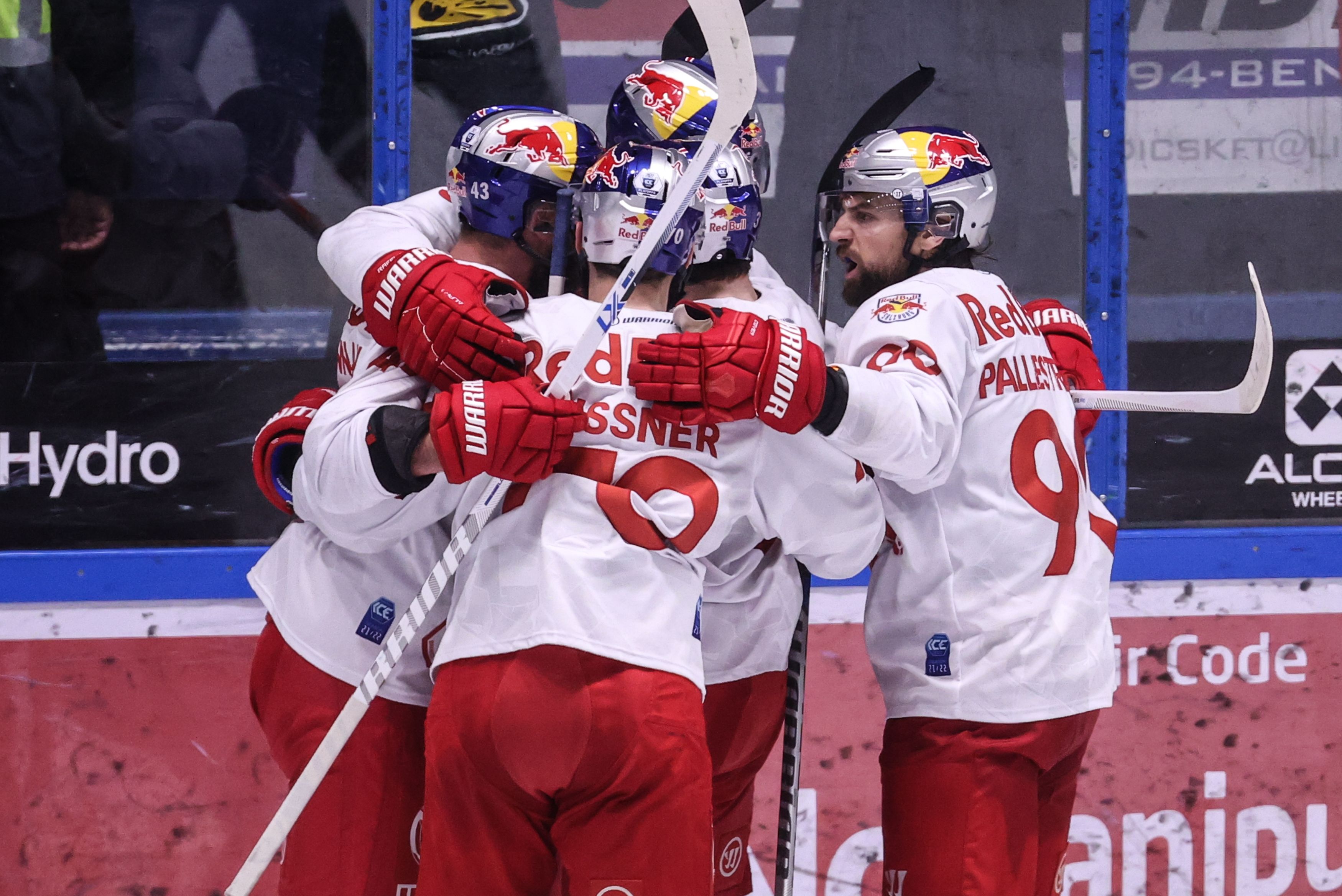 Die "Roten Bullen" jubeln über den Meistertitel.