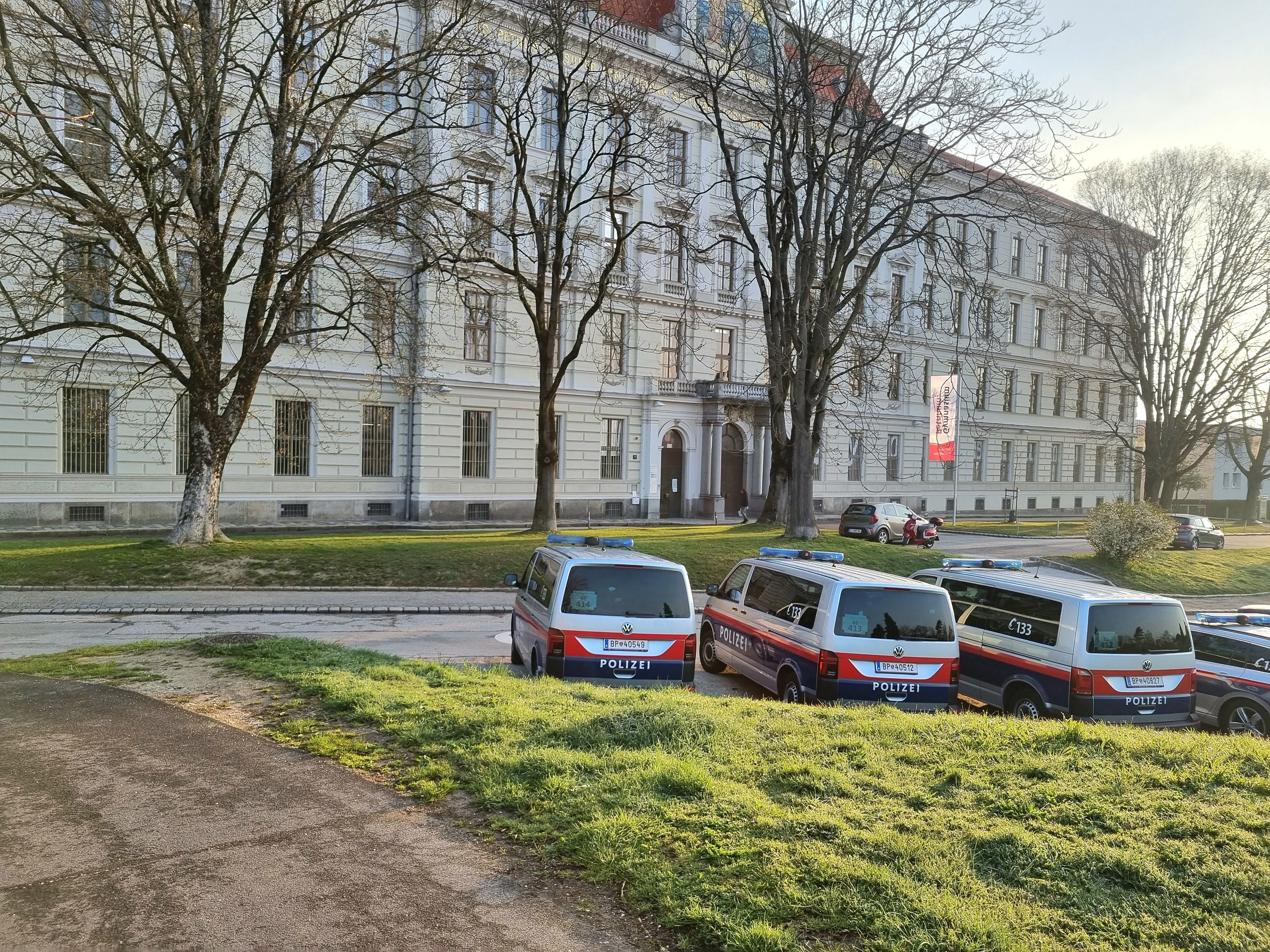 Fünf Polizeiautos standen auf dem Parkplatz vor der Schule.