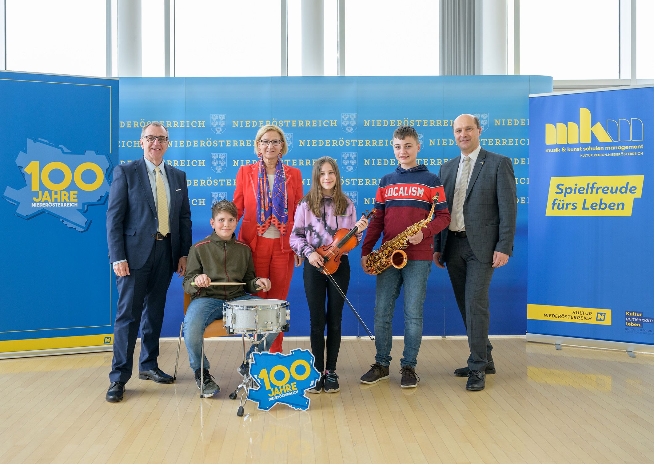 NÖ GVV-Präsident Rupert Dworak, Landeshauptfrau Johanna Mikl-Leitner mit Musikschülern und Musikschülerin sowie NÖ Gemeindebund-Präsident Johannes Pressl (v.l.n.r.) 