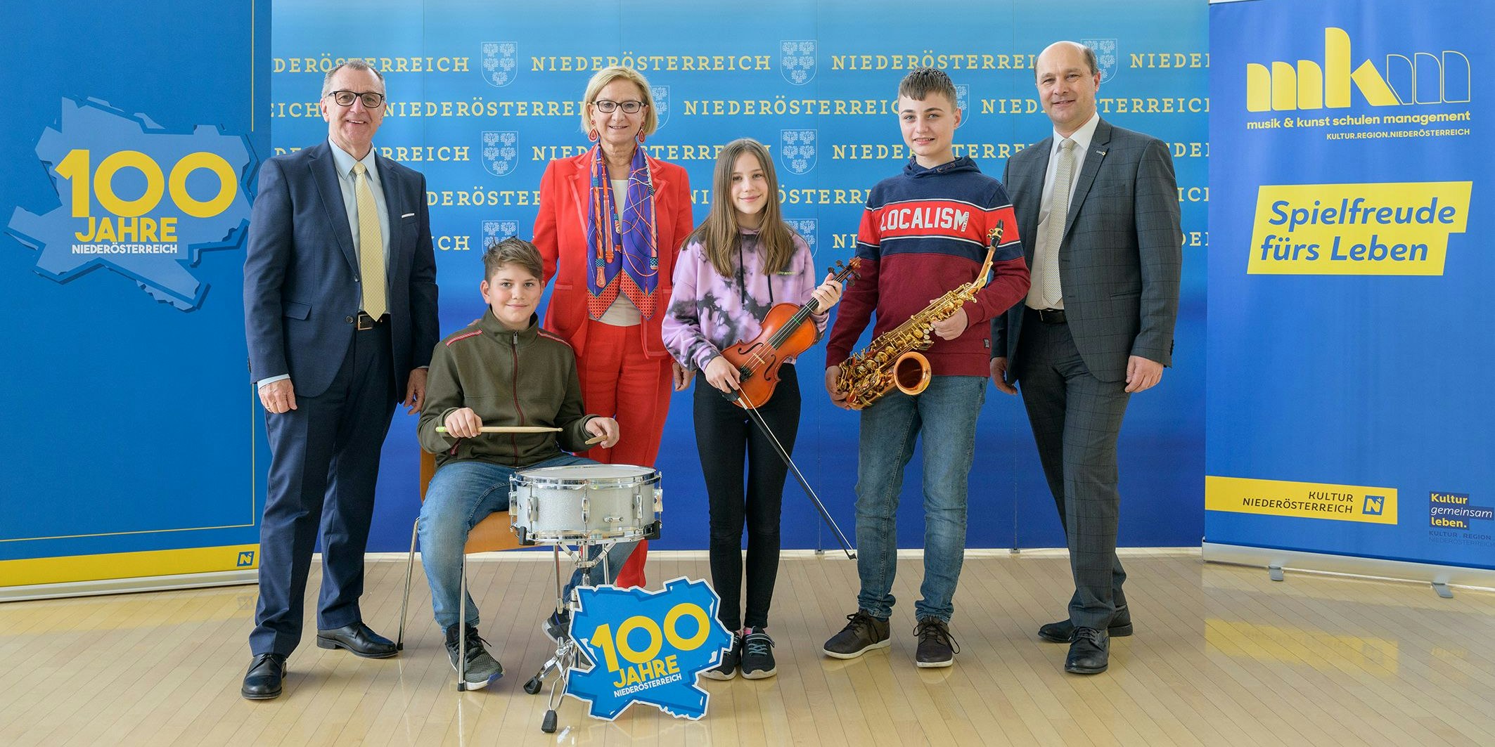 NÖ GVV-Präsident Rupert Dworak, Landeshauptfrau Johanna Mikl-Leitner mit Musikschülern und Musikschülerin sowie NÖ Gemeindebund-Präsident Johannes Pressl (v.l.n.r.) 