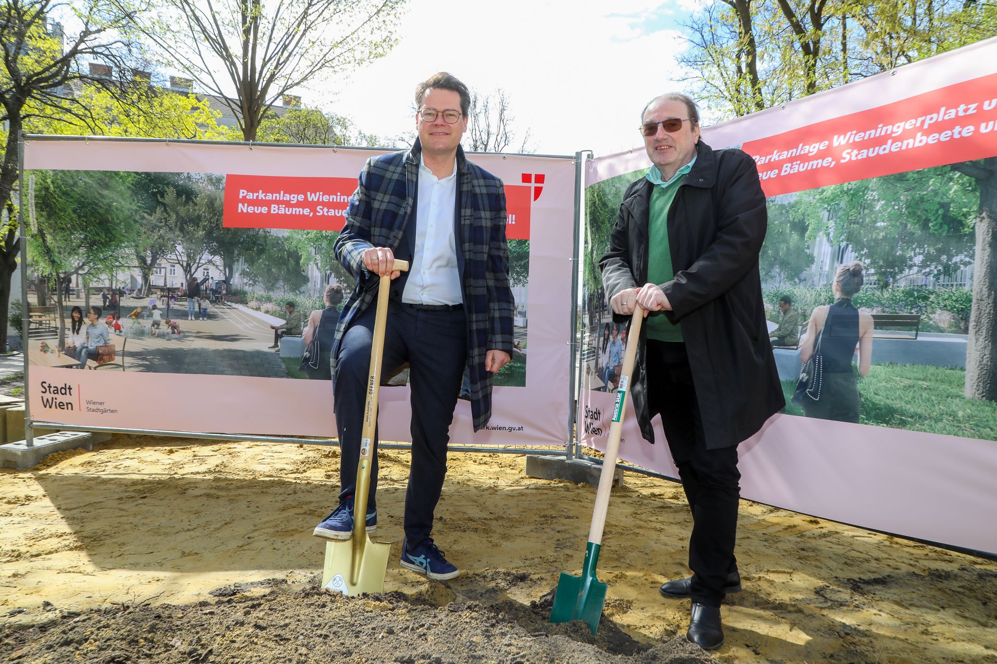Klimastadtrat Jürgen Czernohorszky (SPÖ) und Bezirksvorsteher Gerhard Zatlokal (SPÖ) beim Spatenstich am Wieningerplatz in Rudolfsheim-Fünfhaus.