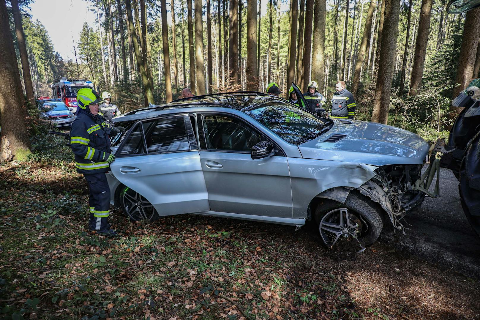 Das Auto krachte gegen mehrere Bäume.