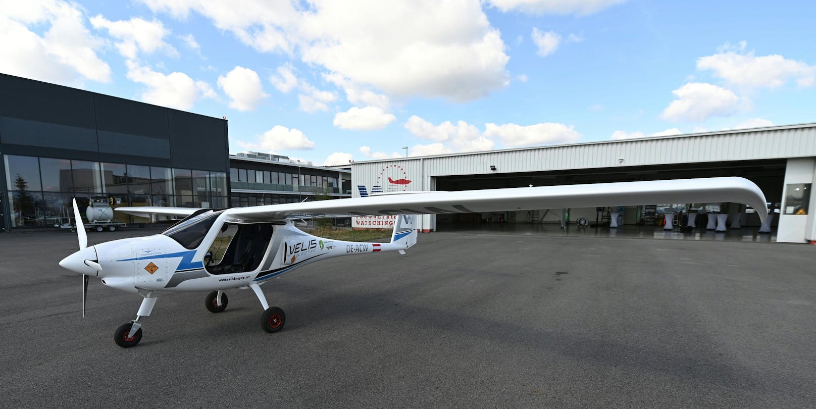 Österreichs erstes E-Flugzeug hob in Bad Vöslau ab.